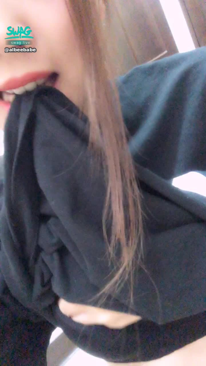 a*******e : 放課後的小小縱欲 手伸進內衣裏面摸敏感的點點 頭頭因為刺激都站了起來😳敏感地帶讓人家受不了抖了一下⋯😣