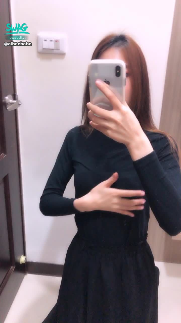 a*******e : 👘ootd系列👘出門前對鏡全摸 把裙子全部掀開 撫摸大腿內側到私處 內褲也不小心露出來了嘻嘻😋
