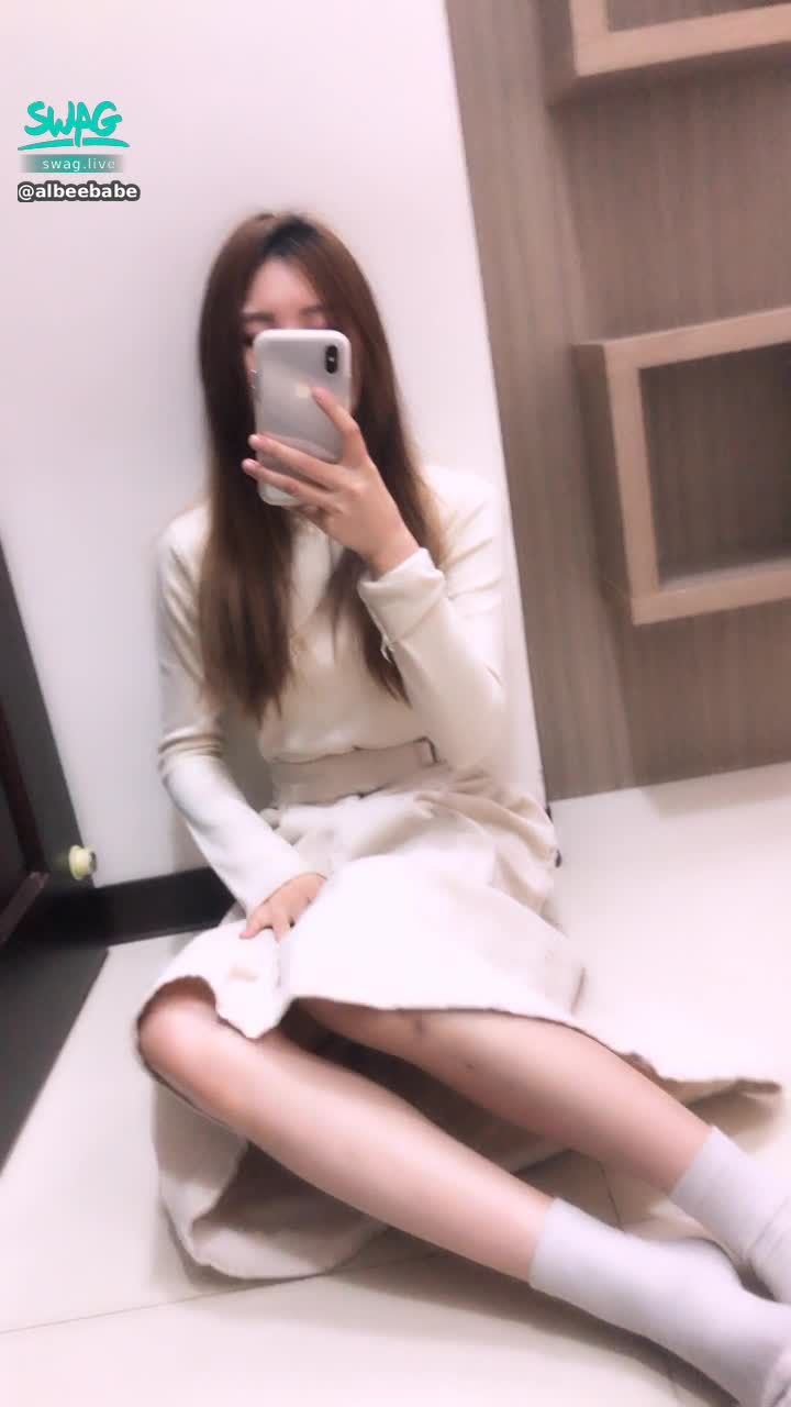 a*******e : 👘ootd系列👘 小白兔出門ㄖ🐰（順便自摸一下😋）晚上回來再跟大野狼玩哦～😉