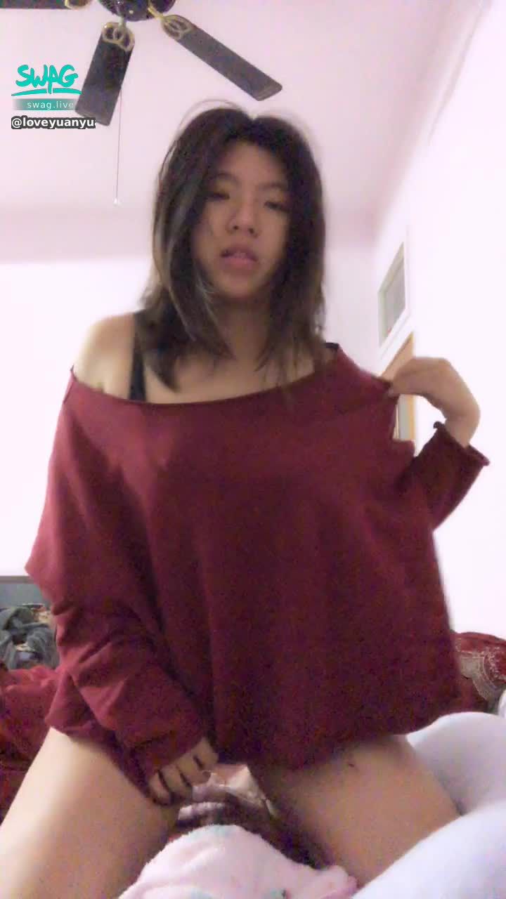l**********n : 💕💕💕在玩自己💕💕💕 想被插有點微醺的樣子