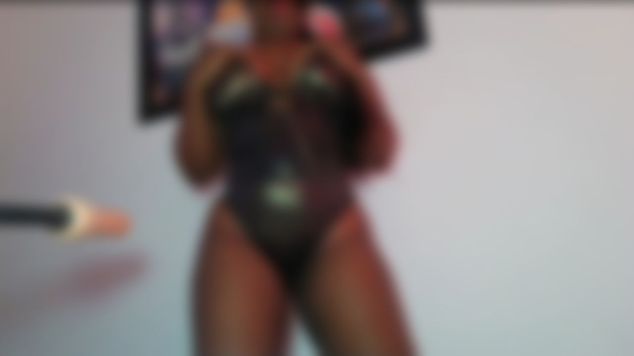 k***********l : baile caliente en mi body dorado