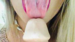 r*********n : 3 in the morning and unable to sleep, her boyfriend did not come to dinner and she was so hot waiting for him that she had no choice but to hit her big dildo and suck it so hard