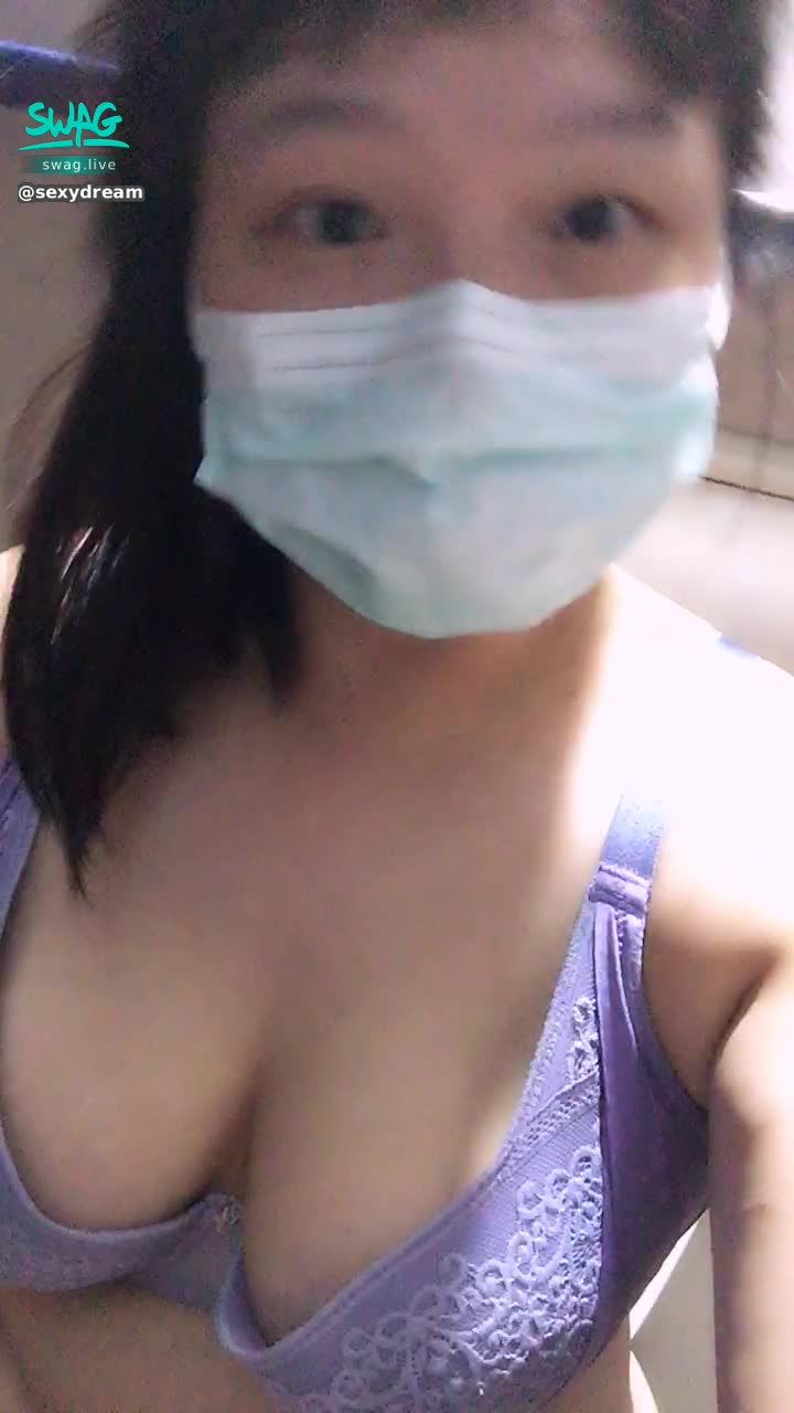 s*******m : 哈囉哈 大家好喲⋯⋯我是狗狗柔 
上線不到兩個月的新人
介紹一下 我是高雄人
從事百貨服務業
不過不是你們想像的櫃姐
只是小小的門市小姐而已
我是你們必要追蹤的唷⋯⋯為什麼呢？
狗狗是一個很真實很生活化的棉花糖女孩
卻也很喜歡性愛方面的事喔！
追蹤柔柔都可以得到美麗的照片一張
和我的感謝喔！
除此之外 各種長片 限時動態 也拜託多多解鎖 
如果有想要重口味的呀⋯⋯也是可以㊙️柔兒
詢問喔⋯⋯