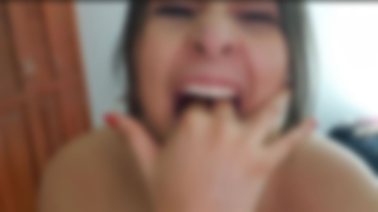  : chupando mis dedos y jugandoncon mi lengua