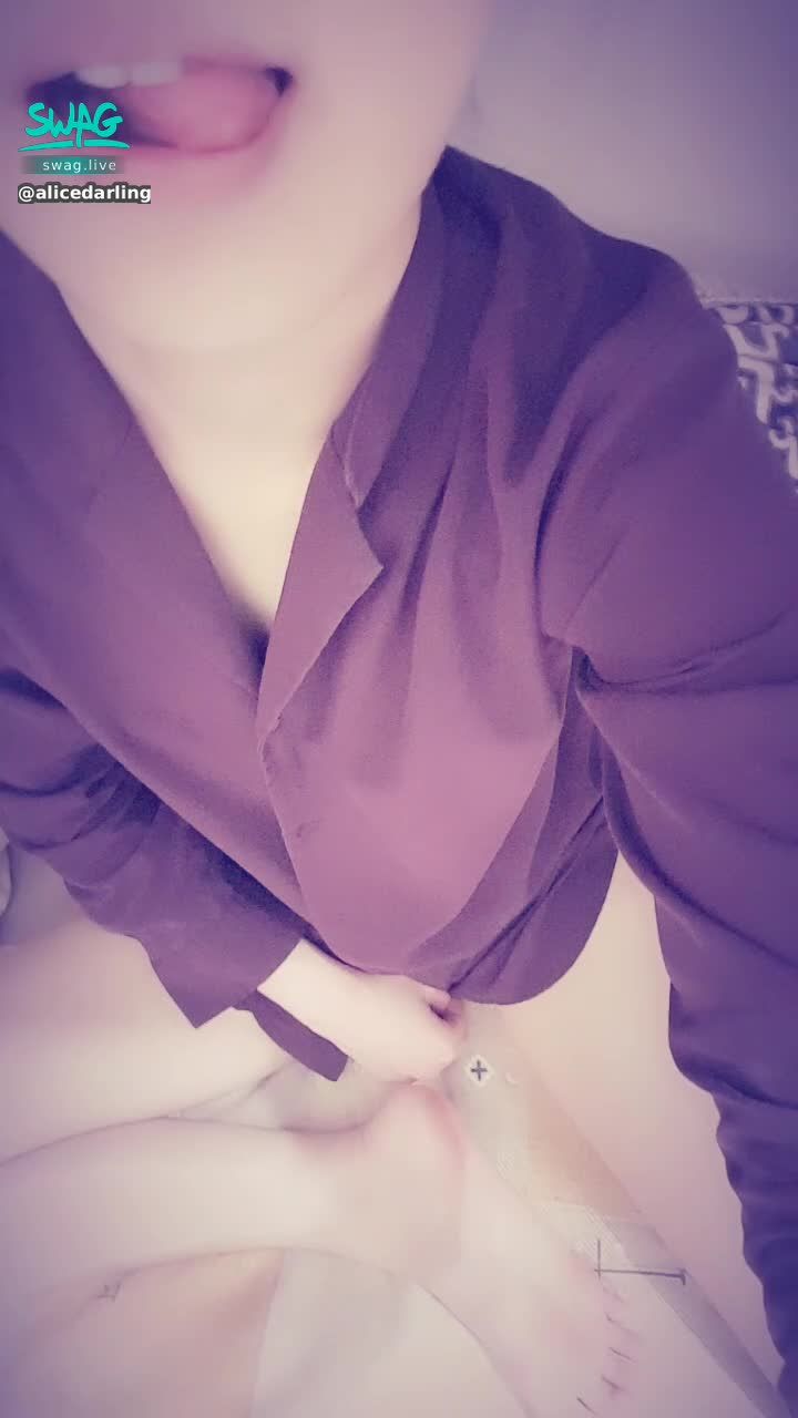 alicedarling : 粉絲指定 💋想看小愛只穿襯衫不穿褲子