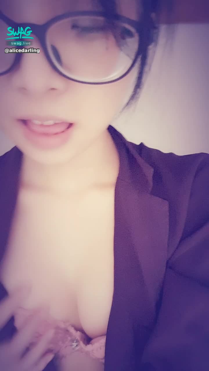 alicedarling : 粉絲指定 💋露臉揉奶讓哥哥看看騷樣