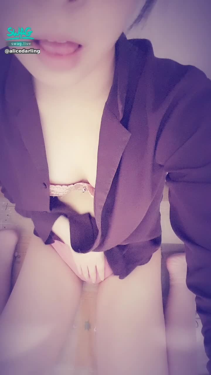 alicedarling : 粉絲指定 💋摸摸大腿 緩緩愛撫上去直到大腿根部