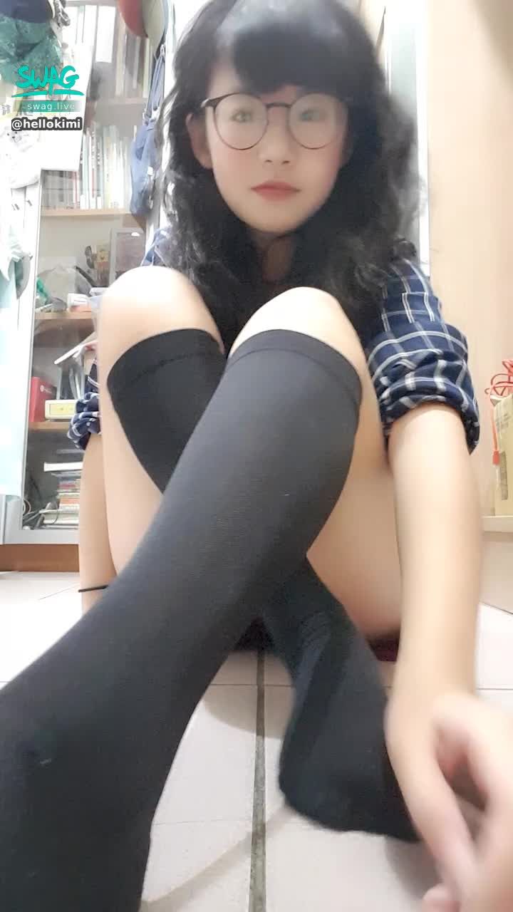  : 我有蜜大腿 最流行的大腿
肉肉的你捏起來才最有感覺😳















之前有人要我拍手機架著連腳腳一起拍
結果傳給他他就不理我了😅
難道是我拍得太糟糕嗎😢
可惡我盡力了😢😢
不管，
剛好今天穿長襪腿比較長再試一次😆