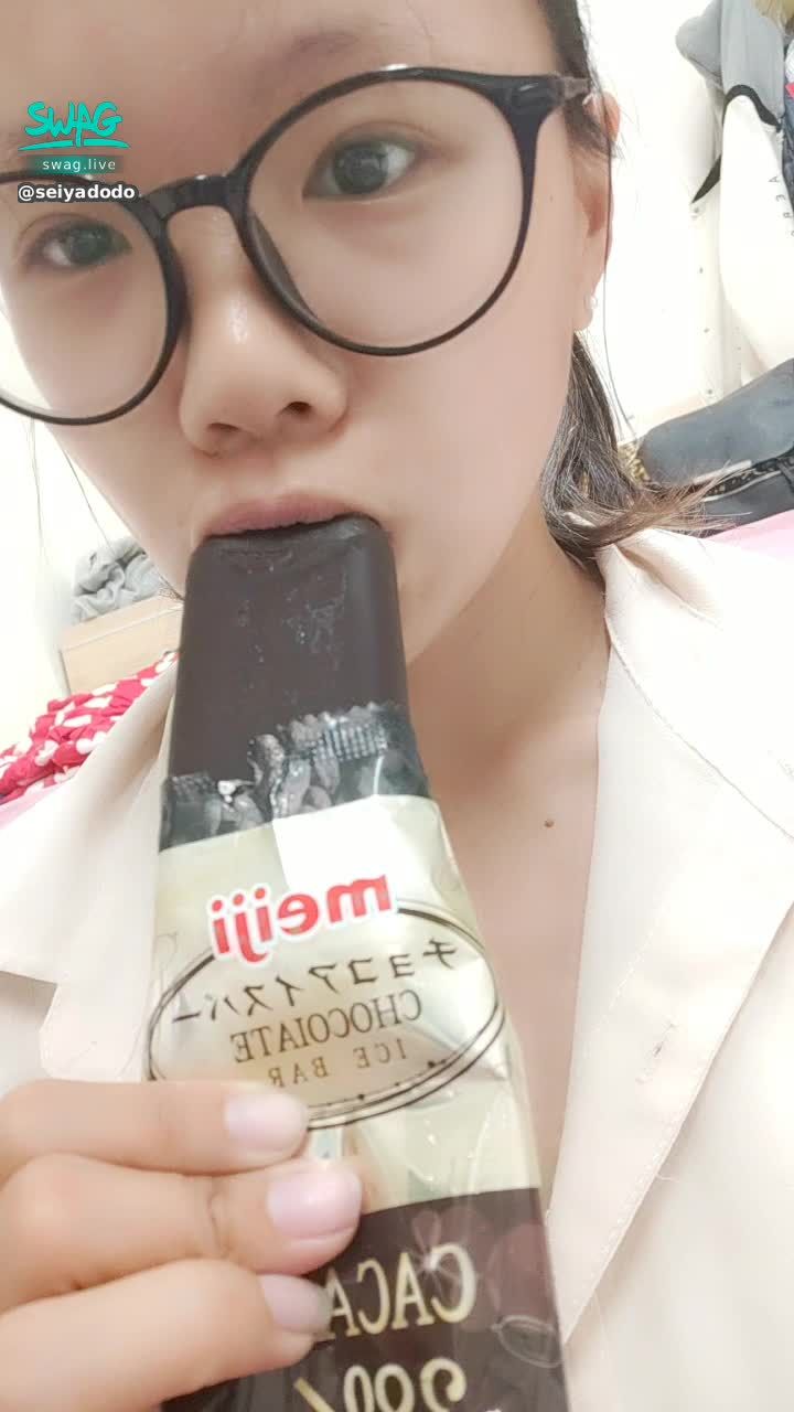 s*******o : 天熱就是要吃冰消暑
喊著舔一舔
吃的滿嘴都是