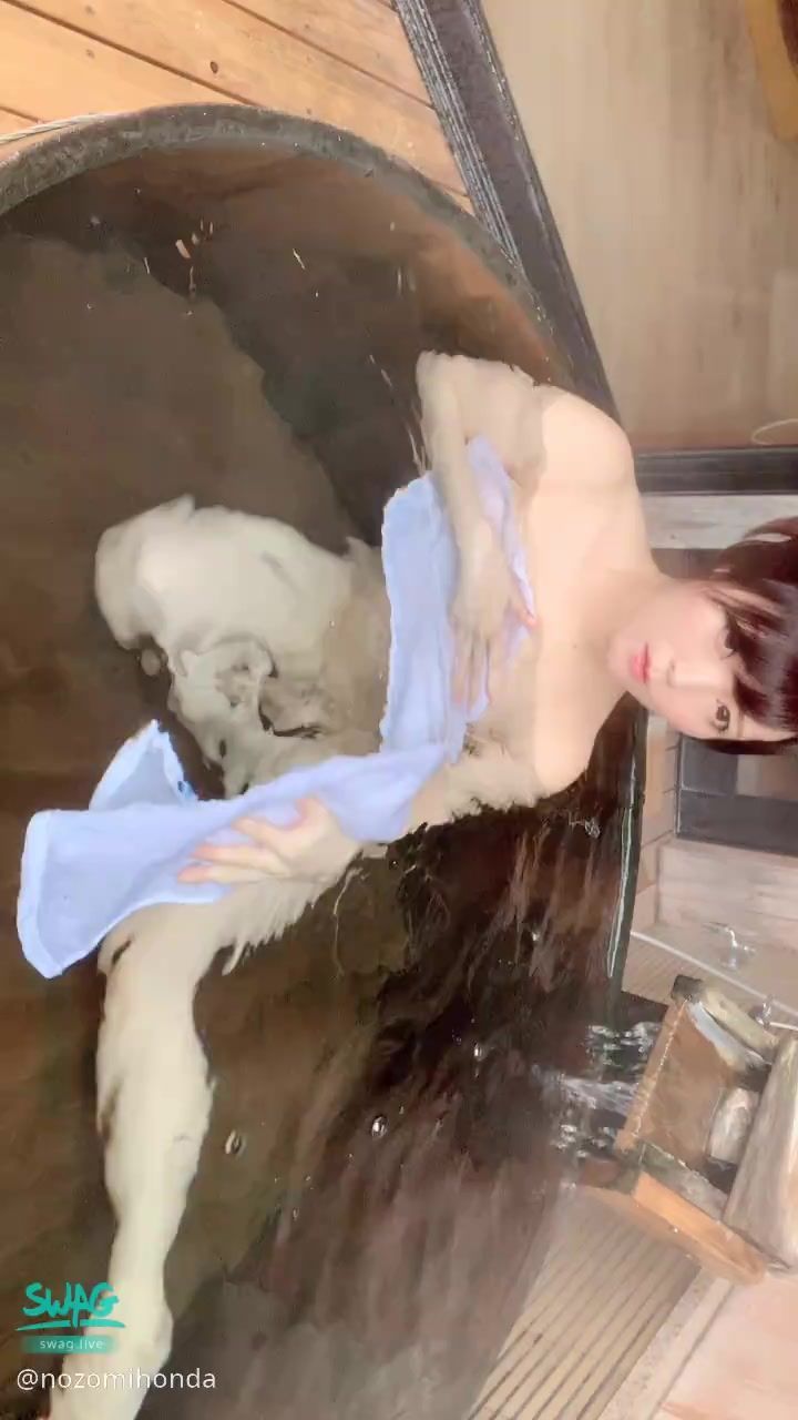 nozomihonda : 湯船でエッチな格好