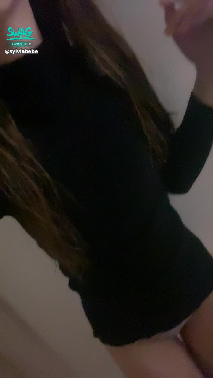 s********e : 沒有👖的時候最自在🤫🤫🤫