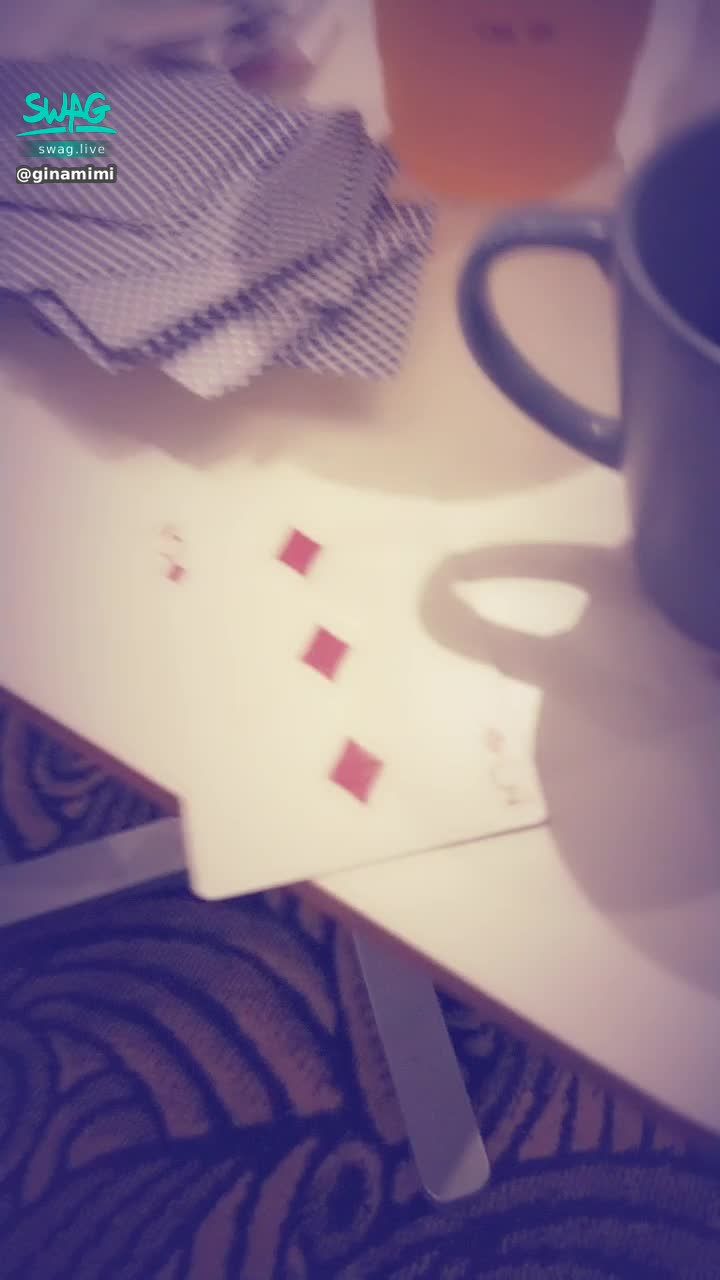 ginamimi : ♥四個人玩比大小。。。懲罰遊戲要露奶擺最騷姿勢🙈