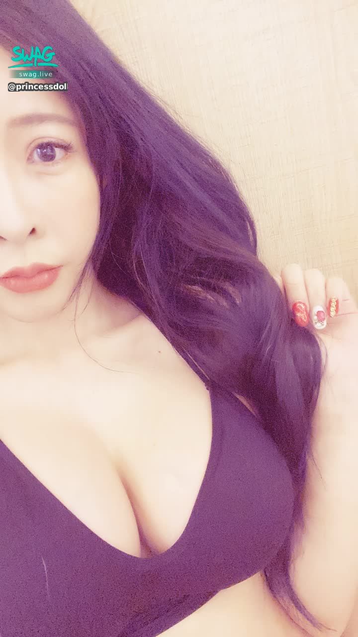 princessdolly : 🔥最潮的多人運動你還沒跟上？粉絲說：要約就要約最騷最敢玩的！🔥
❤️看完娃娃最新的兩男一女寶貝就會懂多人運動有多刺激好玩😋💕解鎖按讚👍🏻後➡️快約娃娃一起解鎖各種人生新成就吧✅✨‼️‼️‼️

❤️客房服務誤闖直接變成3P🔥兩男一女全程各種狂操性交！被幹到瘋狂求饒要壞掉了⋯⋯

🎬 第一次粉絲親自參與拍攝！太害羞所以簡單設計劇情後直接開幹！！長達20分鍾多瘋狂性愛超淫蕩對話各種必收藏性交姿勢✨從原本的拜託幹壞我到後面瘋狂求饒真的要被幹壞了⋯⋯ 一次被好多肉棒抽插真的會上癮的啊⋯怎麼辦⋯⋯

https://app.swag.live/flix/5e88ab5e043f274604838598
