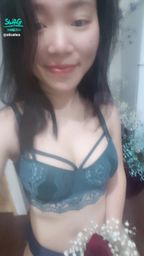 a******o : 是內衣上的玫瑰美,還是我手上的玫瑰美? 😳😙