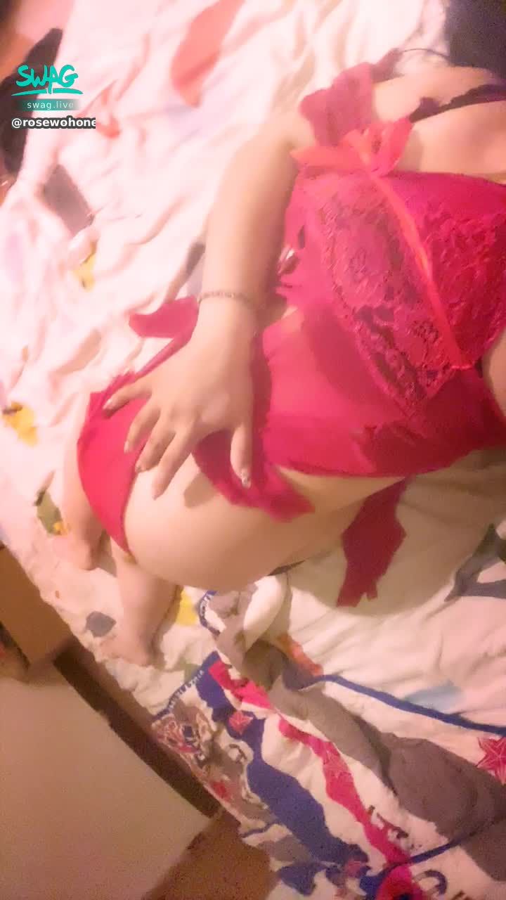 r*********y : 小褲褲只脱一半🈲️🈲️
好像很趕時間😂😂
禮物🎁沒拆完包裝
就等不及想要內容物🔥🔥