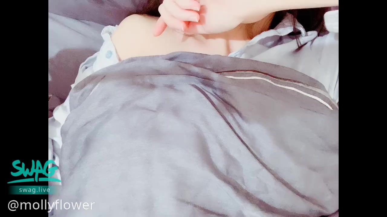 mollyflower : The horny girlfriend doesn't want to get up... I can't help it when I get a toy 😈😈
I don't want to get up if I'm next to you
You too... seduce me?

Remark:
Only Jasmine is in the film