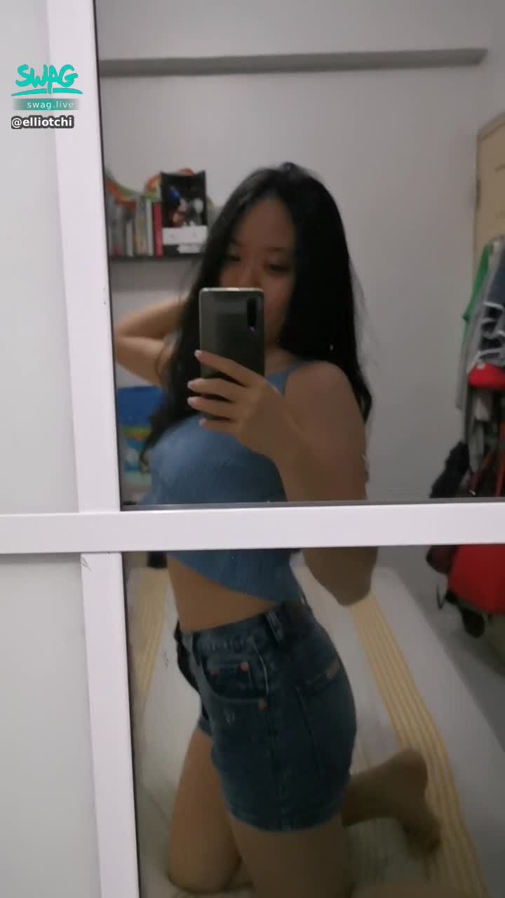 e*******i : 长版尉尉片出炉咯～哥哥来私聊讨片片呗🙈🤭 妹妹超湿的🙈 好害羞🙊 拿了视频记得开声音🙈 哥哥送护士装，1000钻解锁噢🙈🤭 等哥哥🙈 待会也会有惊喜给哥哥哟🙈