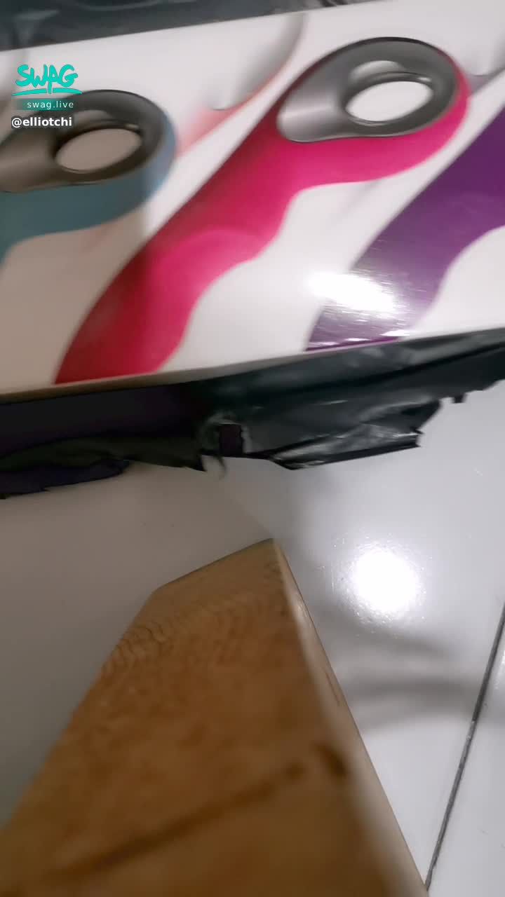 e*******i : 🎉 玩具开箱🙈 哥哥期待玩具片片吗？🤭