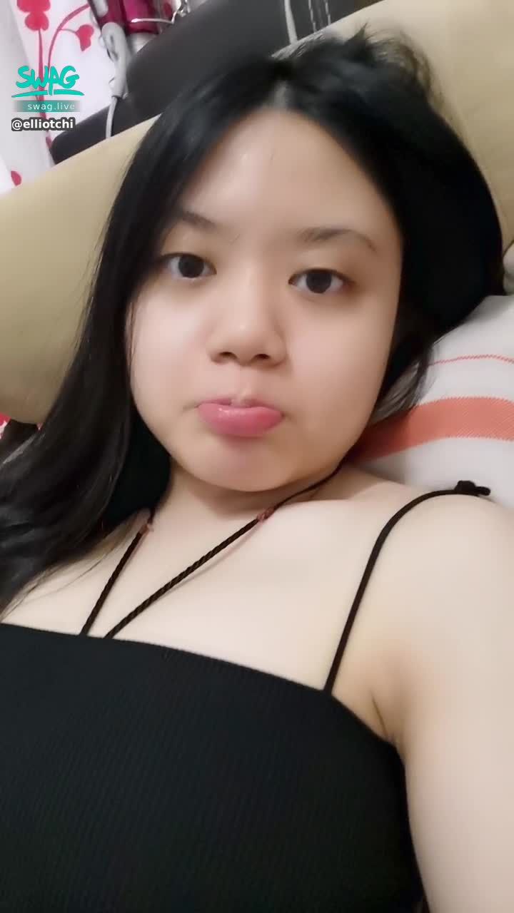 e*******i : 回到家了，好伤心没得去海边😢 哥哥来陪妹妹视讯呗🤭