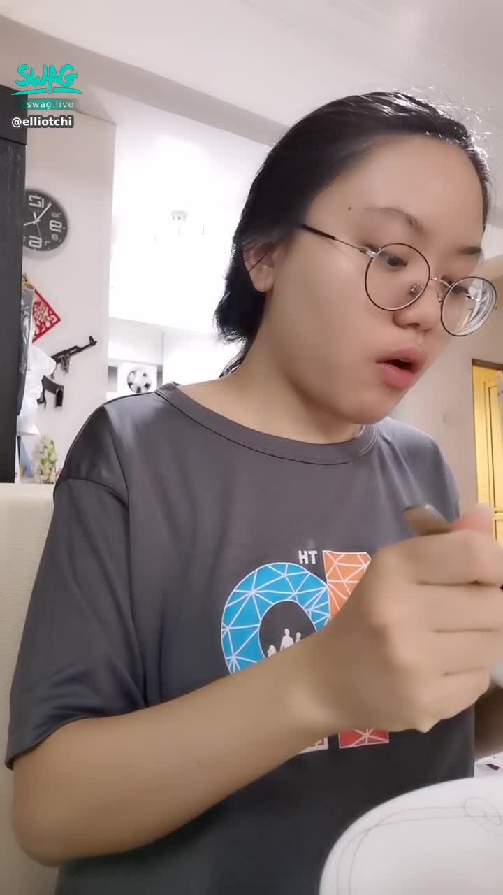 e*******i : 新片片出炉咯～🙈 是露脸，戴着眼镜全裸绑头发噢🤭 是眼镜控哥哥的福利啦🤭 哥哥来私聊讨片片呗🤭🙈