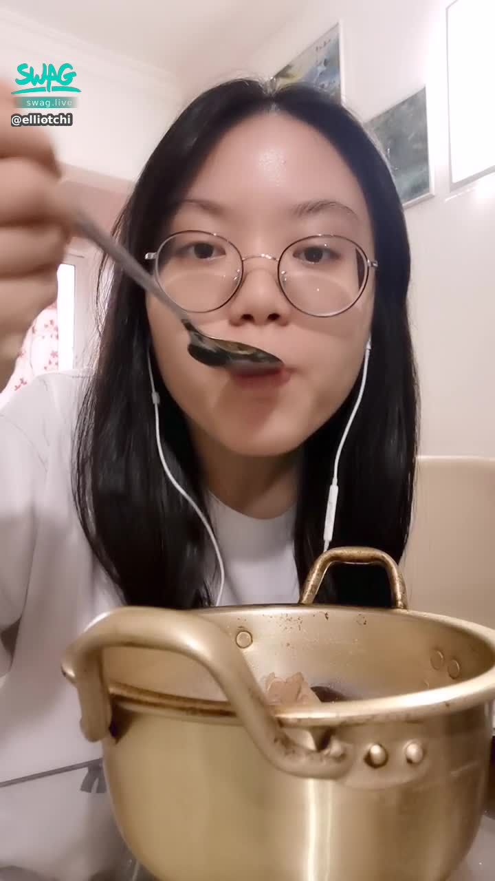 e*******i : 要上课了🤭 吃个早餐🙈 想看长版尉尉片的哥哥，可以来私聊讨片片哟🙈🤭