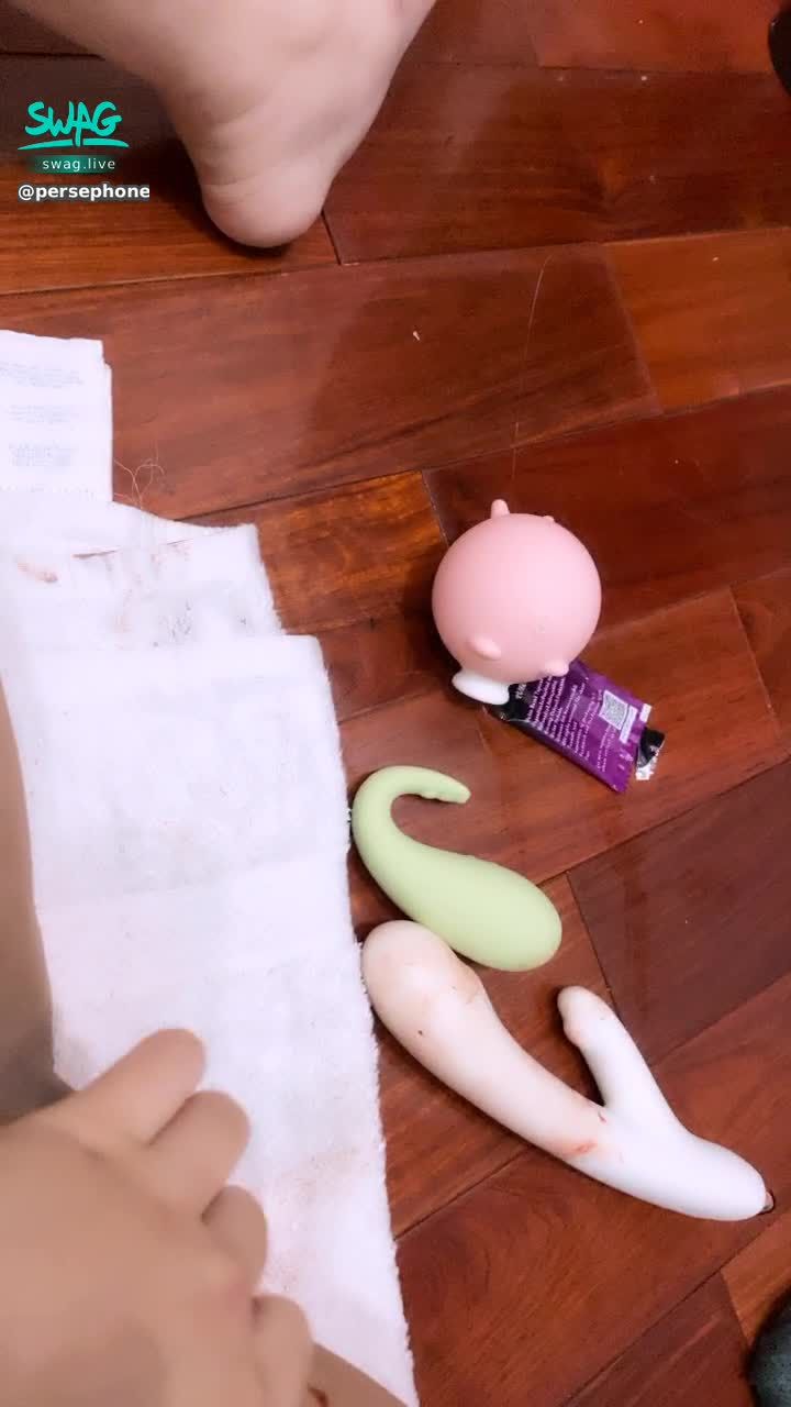 p***********e : 大尺度慎入❗️❗️剛直播後的一片混亂😈小穴特寫