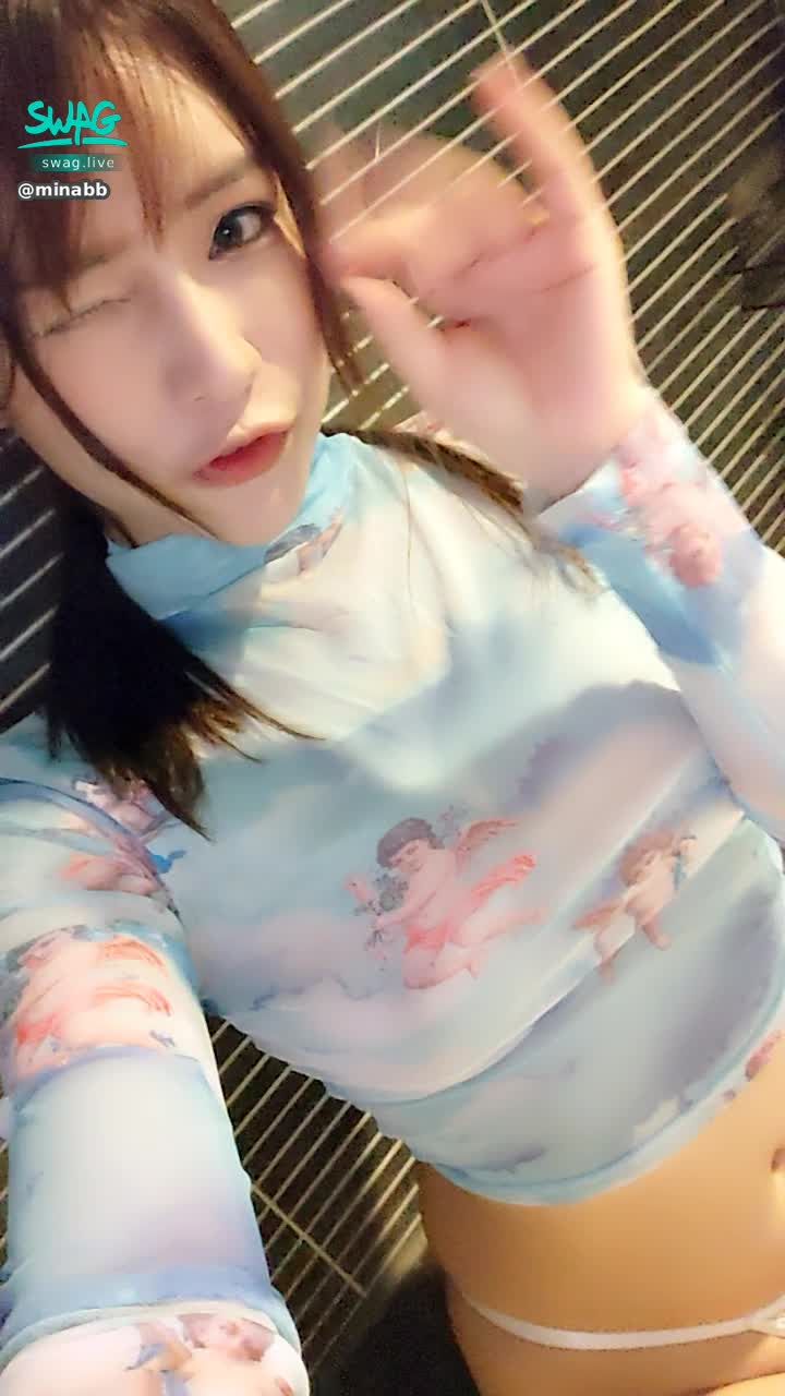 m****b : 🔥男人心中的性愛女神🔥這麼騷又這麼清純的反差...誰受的了呢？
發現這件衣服好有心機耶...😈
