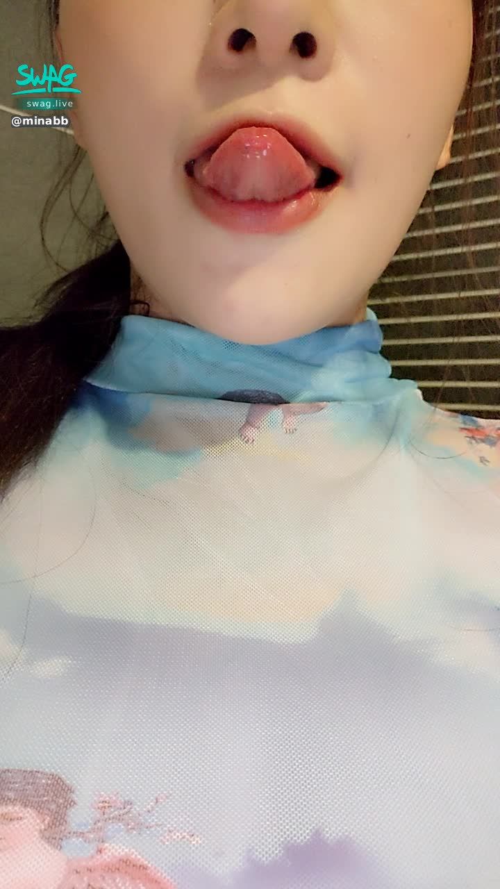 m****b : 滿秒🔞想像這樣深喉嚨舔著你的巨龍😈記得開聲音🔈好好享受🔞