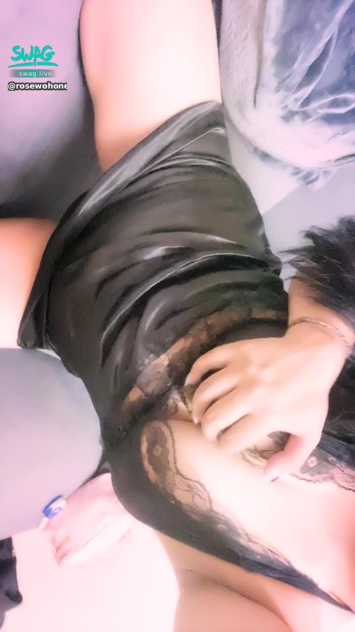 r*********y : 小褲褲外露了㊙️㊙️㊙️
喜歡上乘⋯然後揉奶給你看😈😈