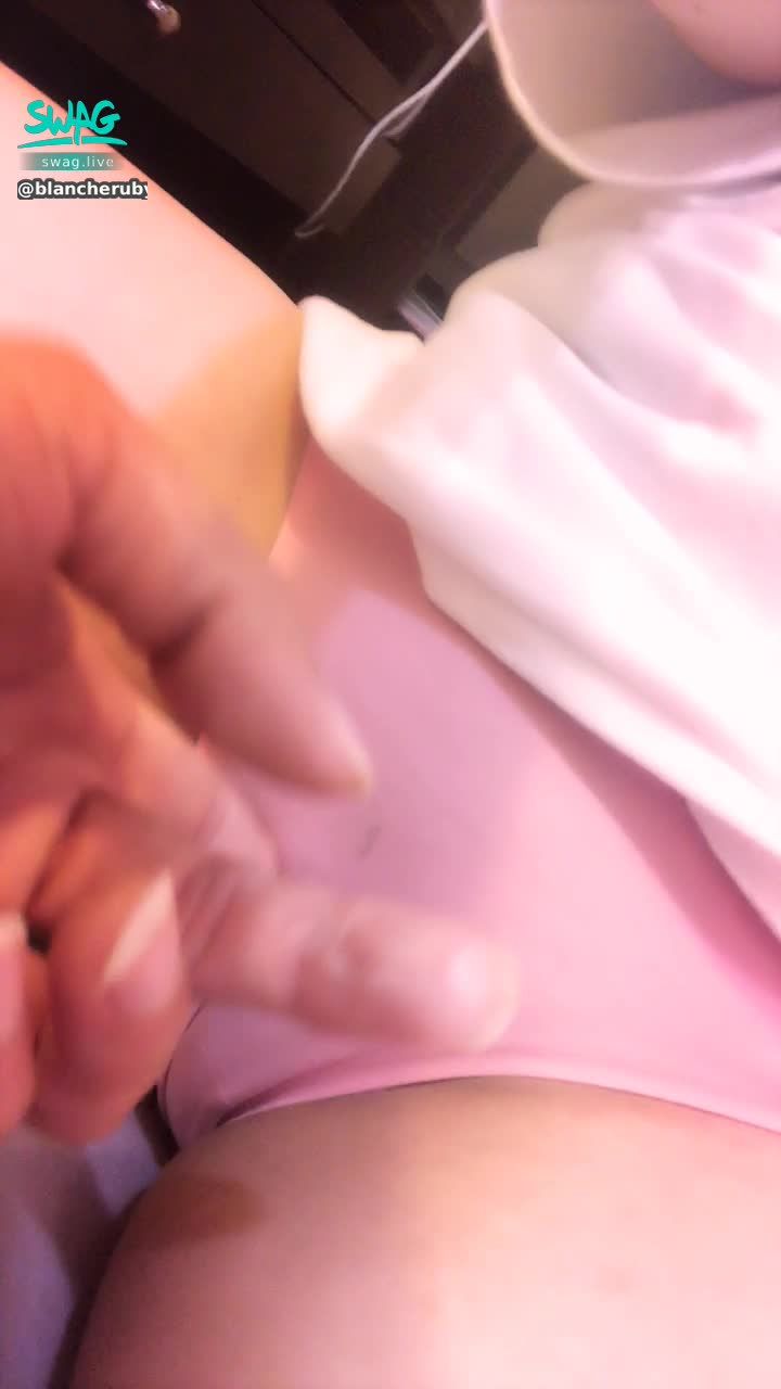 b*********y : ✨表哥調戲小嫩穴...直接插入🔞💦不要~這樣會高潮
