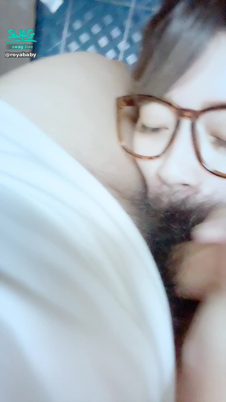royababy : 露全臉顏射🔞南部親戚家煮宵夜卻被婊妹夫給⋯🔥不行了真的太爽了‼️居然整個大噴發！威～為甚麼還噴到人家鼻孔裡面啊！滿臉精液頭髮奶上也都是⋯這是要怎麼清啦～這吃精的表情絕對可以讓你尻2、3發‼️這沒解鎖收藏你真的會後悔啦～～～～