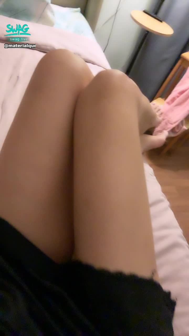  : It takes a while for the 42-inch long legs to lick the chest! 🙊😆😘😘 Love you guys