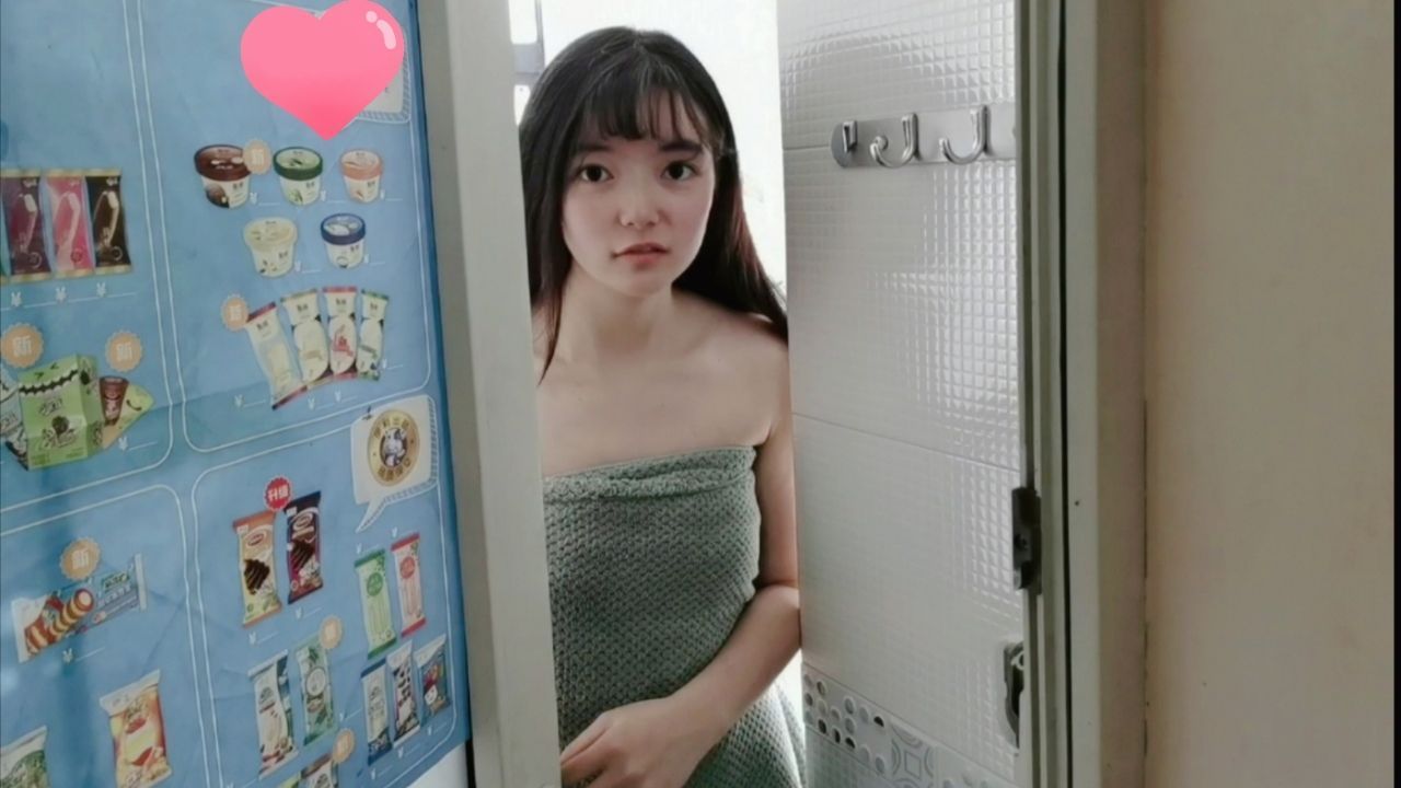  : Lolita college girl borrows otaku neighbor's bathroom