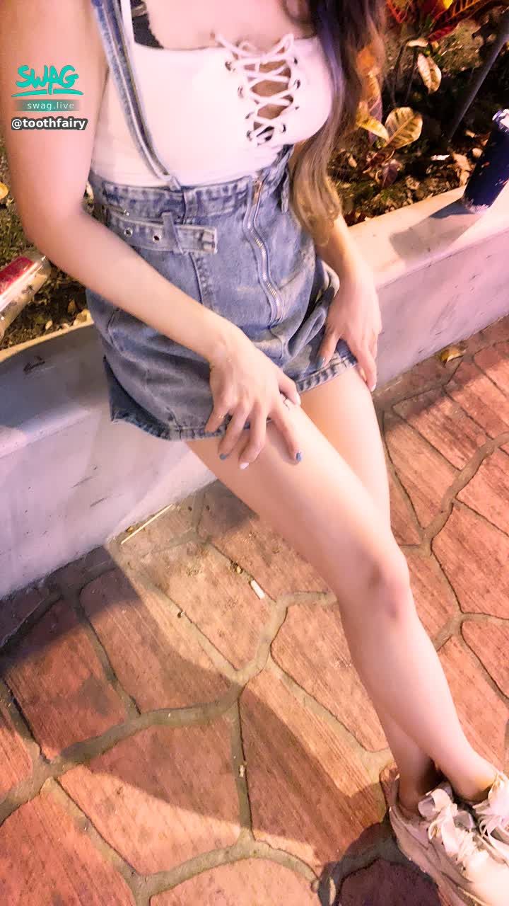  : ✨ Teeth eating ✨
(fan perspective) 😈
Has anyone guessed where the teeth will appear? 😚
It's Fengjia~~~~~ ✨✨✨
Teeth come again to eat their favorite crepes 😋 ~~~~
I can't get tired of eating 😂
Babies, come and catch wild teeth 😏