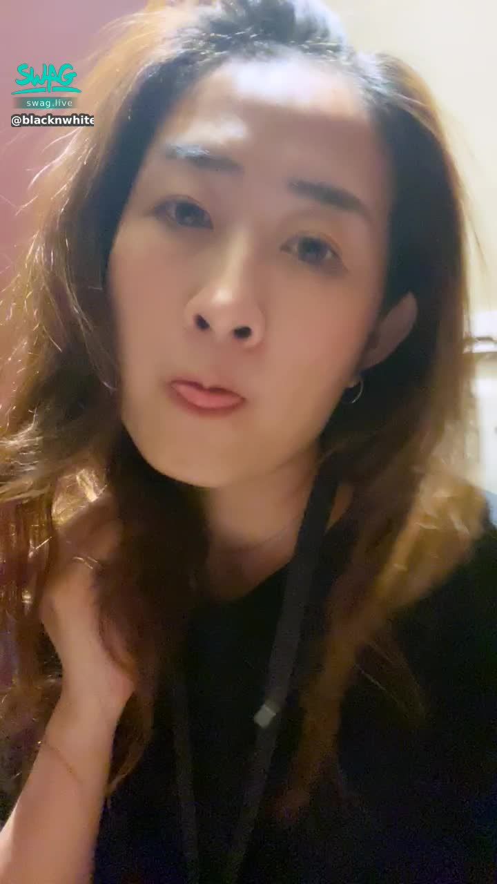 b**********m : 廁所露臉裝可愛吐舌頭