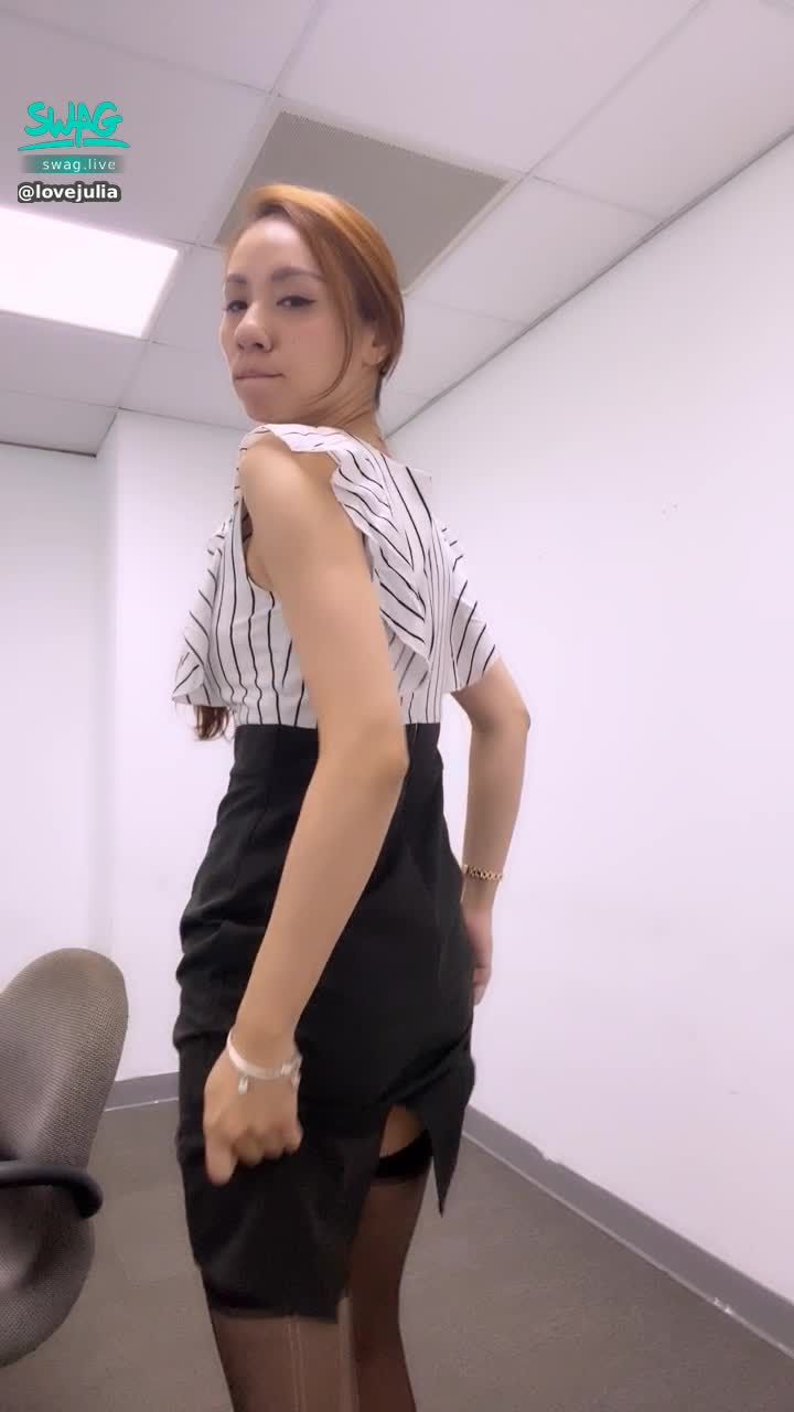  : 偷偷露一下之我在上班😂

想多看看我的就來直播吧
或是報名一對一的約會吧❤️