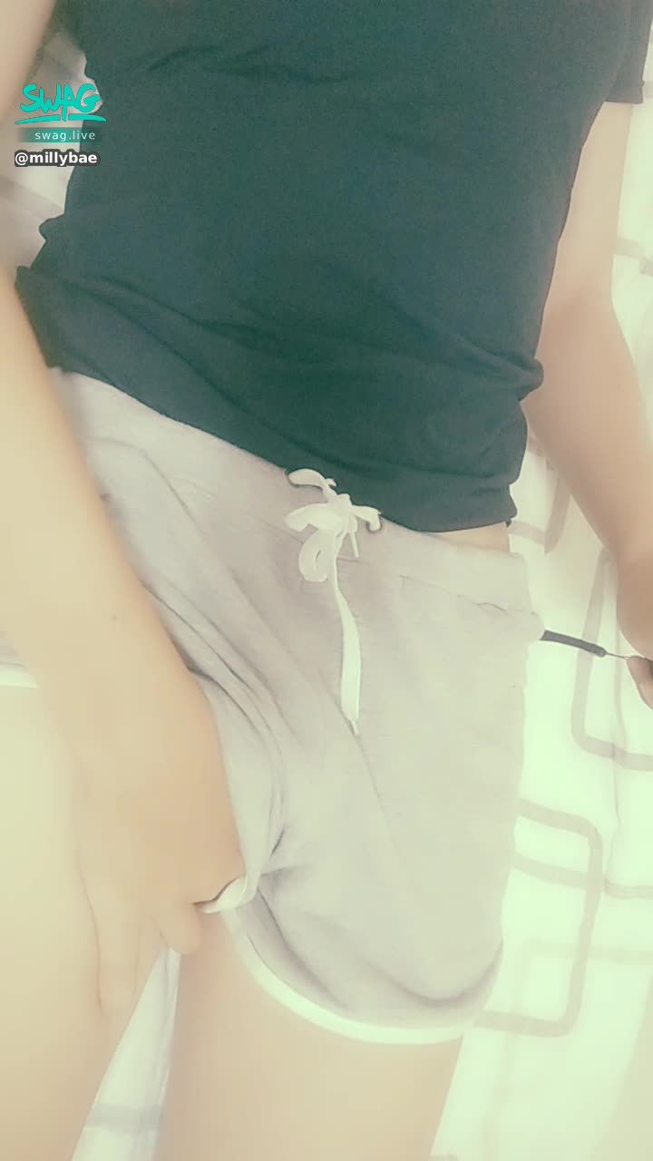 m******e : 摸摸完也好累喔……想躺著耍廢😁
可不可以幫人家把濕濕💦的褲褲脫掉換一件新✨的呢？  拜託嘛~~😘😘