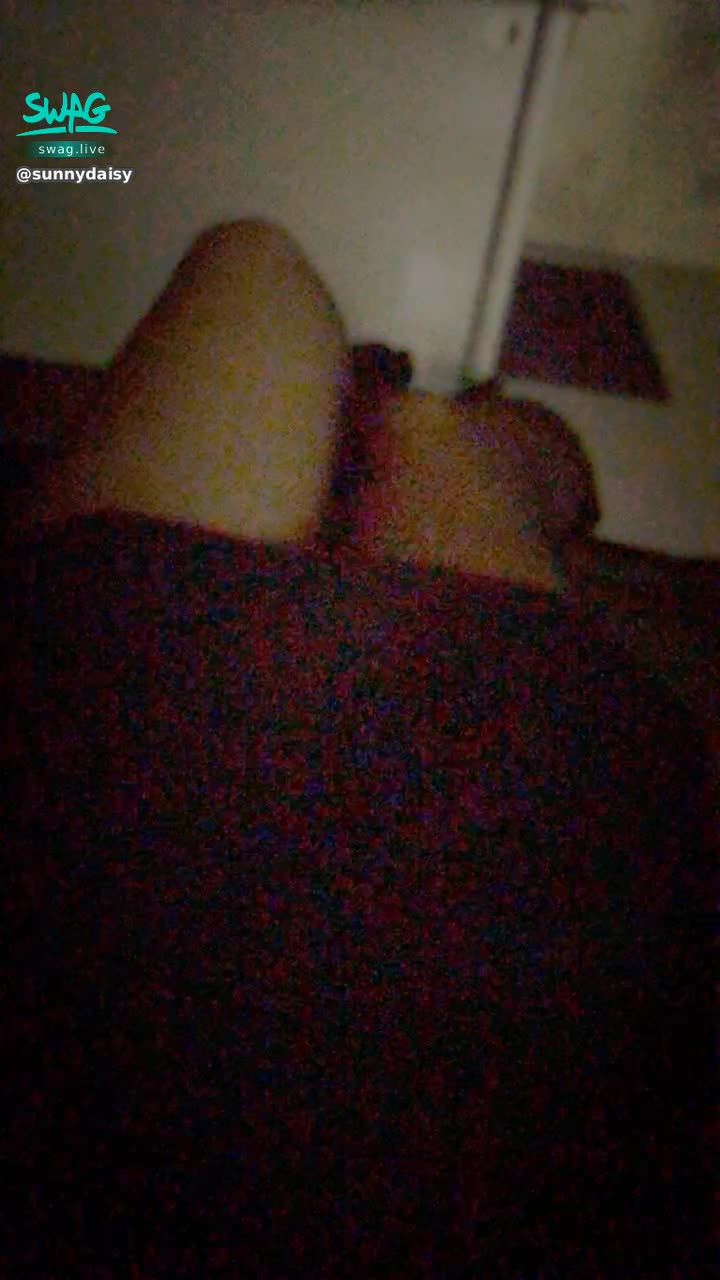  : 午休太熱了，把制服撩起來，希望同事不會偷看🙈