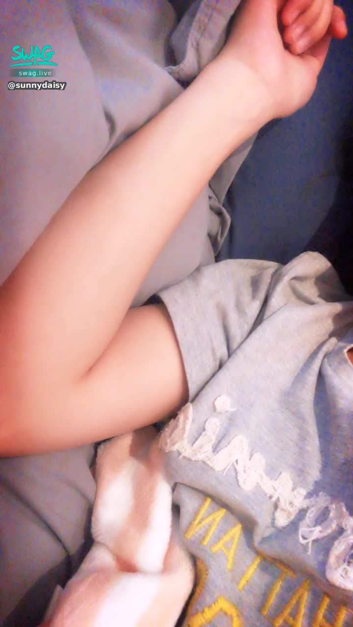 s********y : 不要趁我賴床偷襲我唷>///<