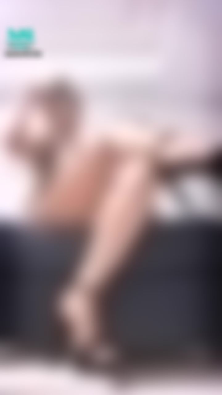  : 🖤皮裙➕史庫水誘惑你🤍蹺腳美腿誘惑😳💋👠讓你硬到不行的美腿💋💋💋
