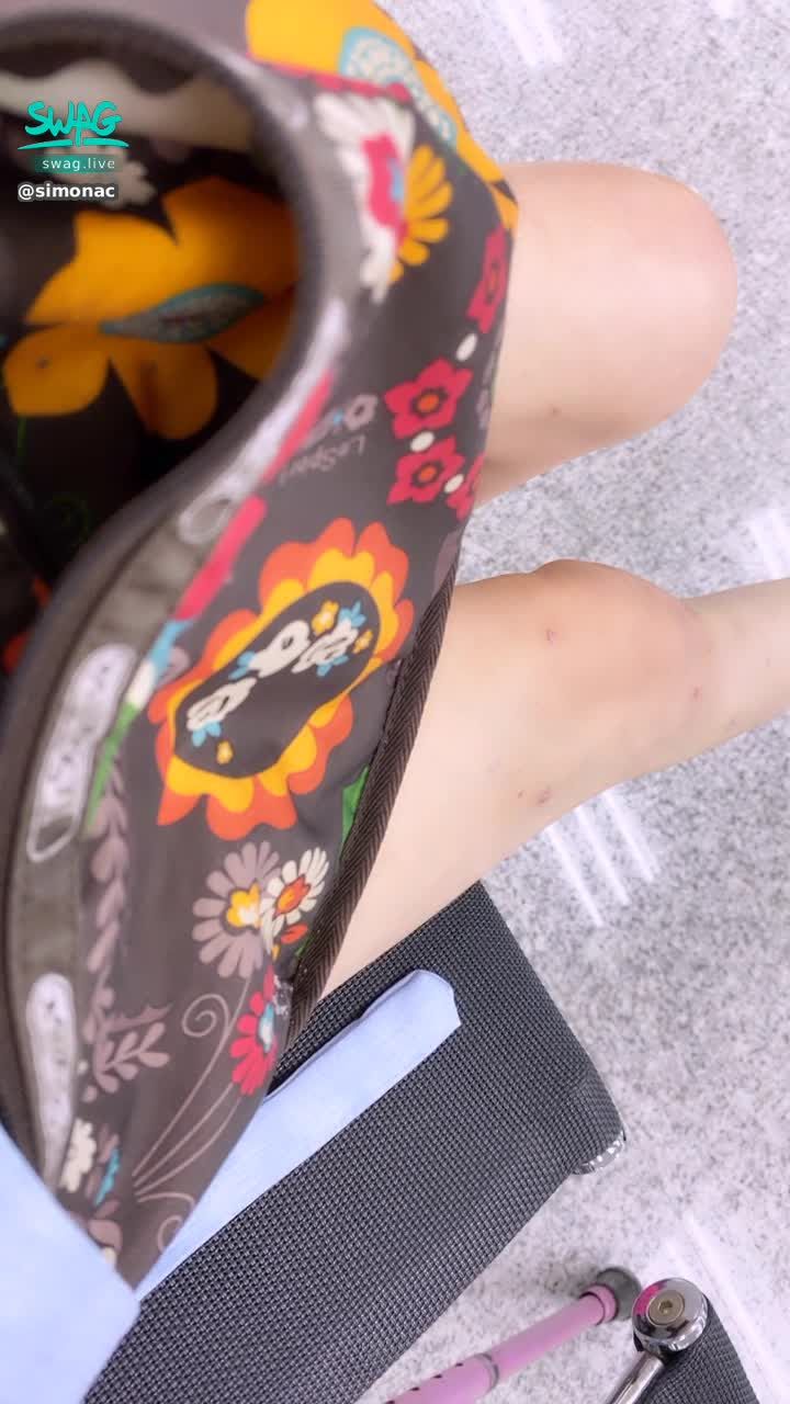 simonac : 殘寶貝的腳是不是很長呀？😘
