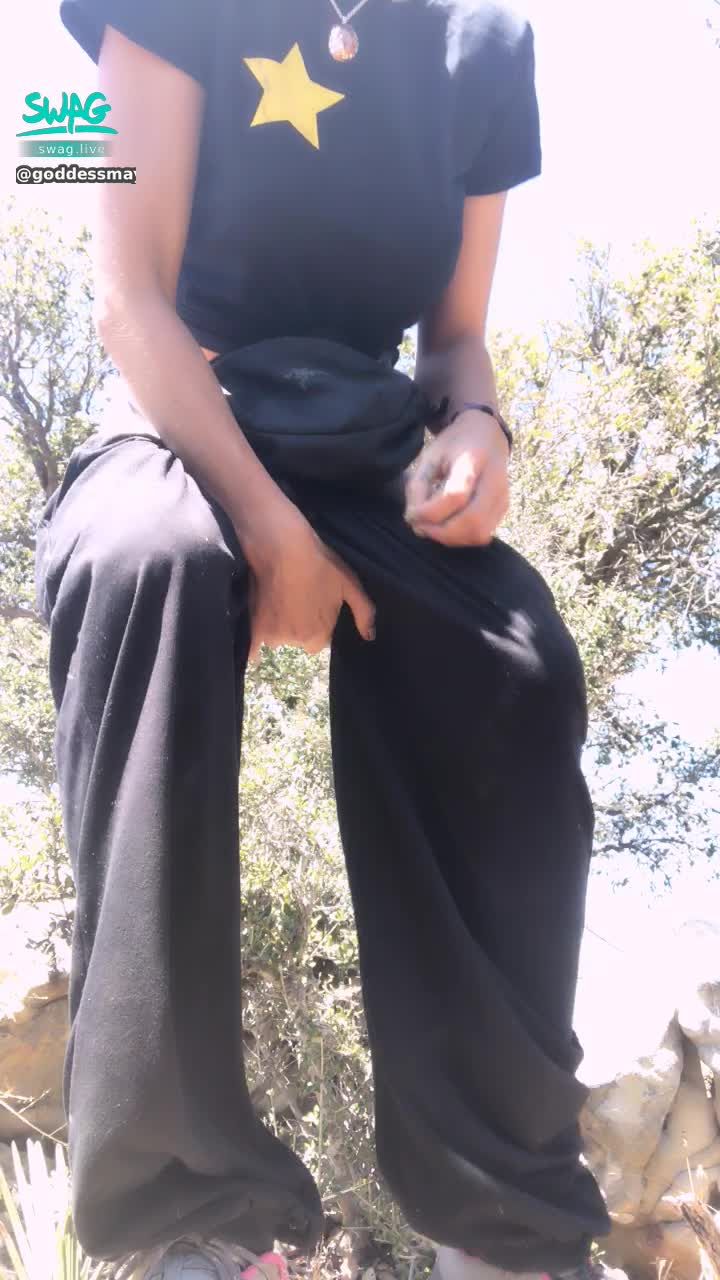 goddessmaya : Peeing in the middle of the montain,look my slutty face .
Haciendo pis en ña montaña,mira que cara de zorrita😅💦💦