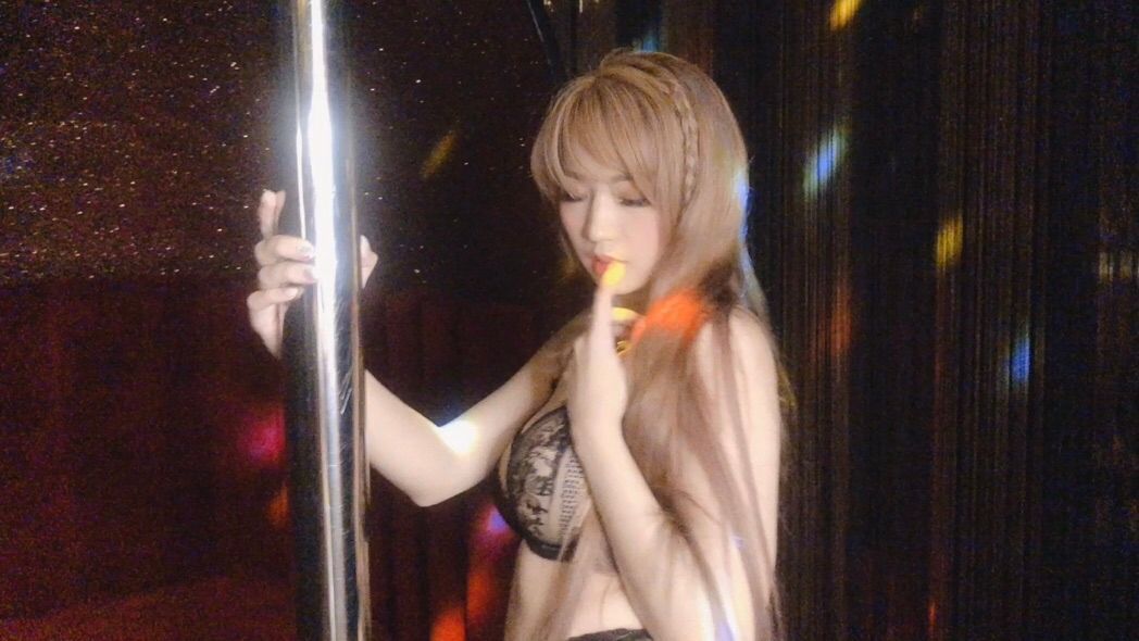  : The big-footed pole dancer with her face shows her whole body and makes a fuss... Watching porn, playing with 3 kinds of toys and masturbating to orgasm... Lustful...! There is also a close-up of white juice flowing out...
