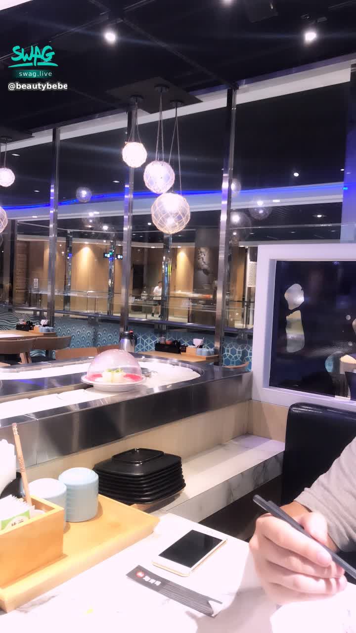 b********e : Bebe又出沒台北拉💕
又有粉粉巧遇陪我吃晚餐了❤️