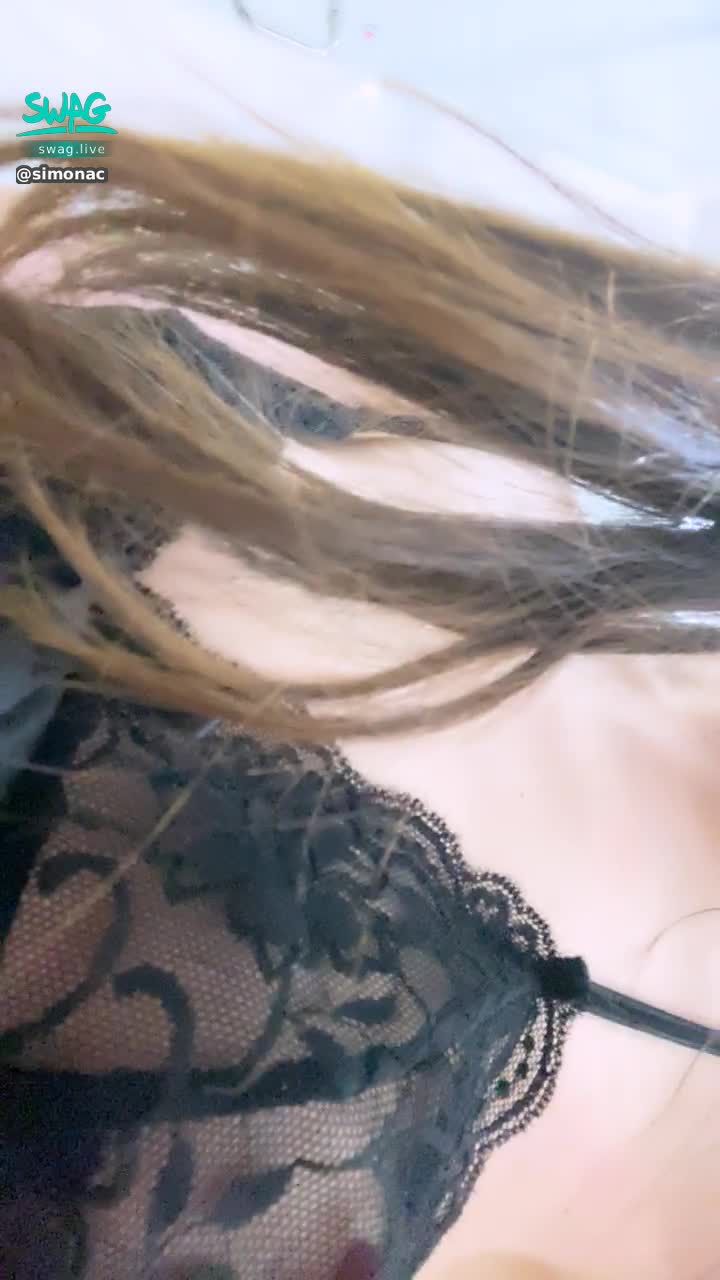 simonac : 殘寶貝又在尷尬時間起床了啦！哥陪聊？Woke up at 2 AM again, let’s chat