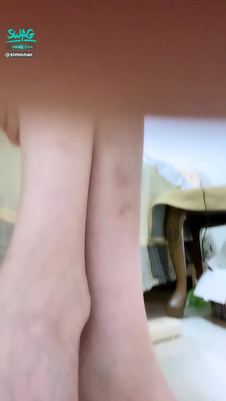 simonac : 現出殘寶貝的長腿跟腳趾 / Showing off my long legs and toes