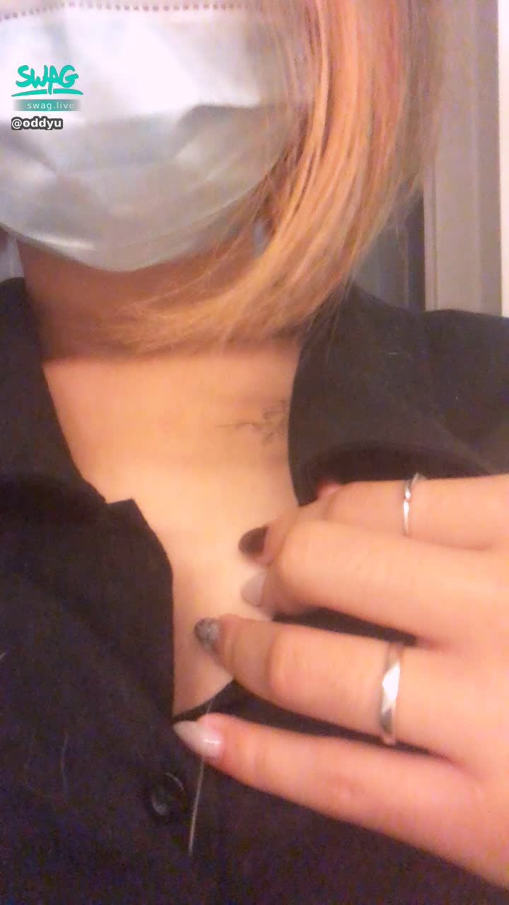 o***u : 高鐵站都沒人上衣扣子可以在多解開一顆❤️
