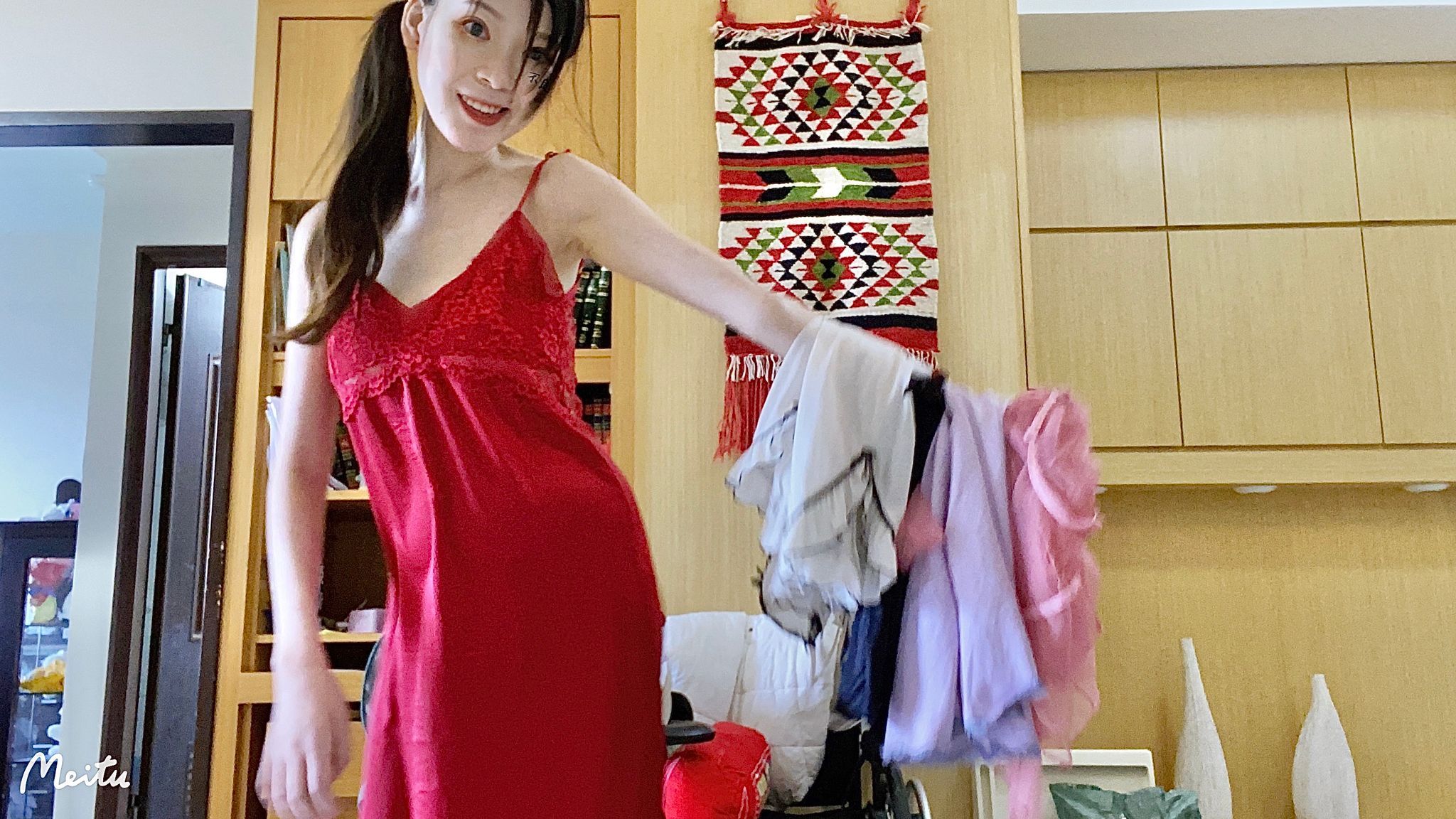 simonac : 殘寶貝為哥哥們道買的五件性感睡衣變裝秀，寶貝最喜歡最後一件，哥哥們呢？認真想知道，傳訊息告訴我唄 / I broke my bank and got a bunch of sexy lingerie’s to show daddy’s, This video is a fashion show of I’m putting all of them on one by one to show you. Which one is your favorite? I personally like the last one best, message me and let me know