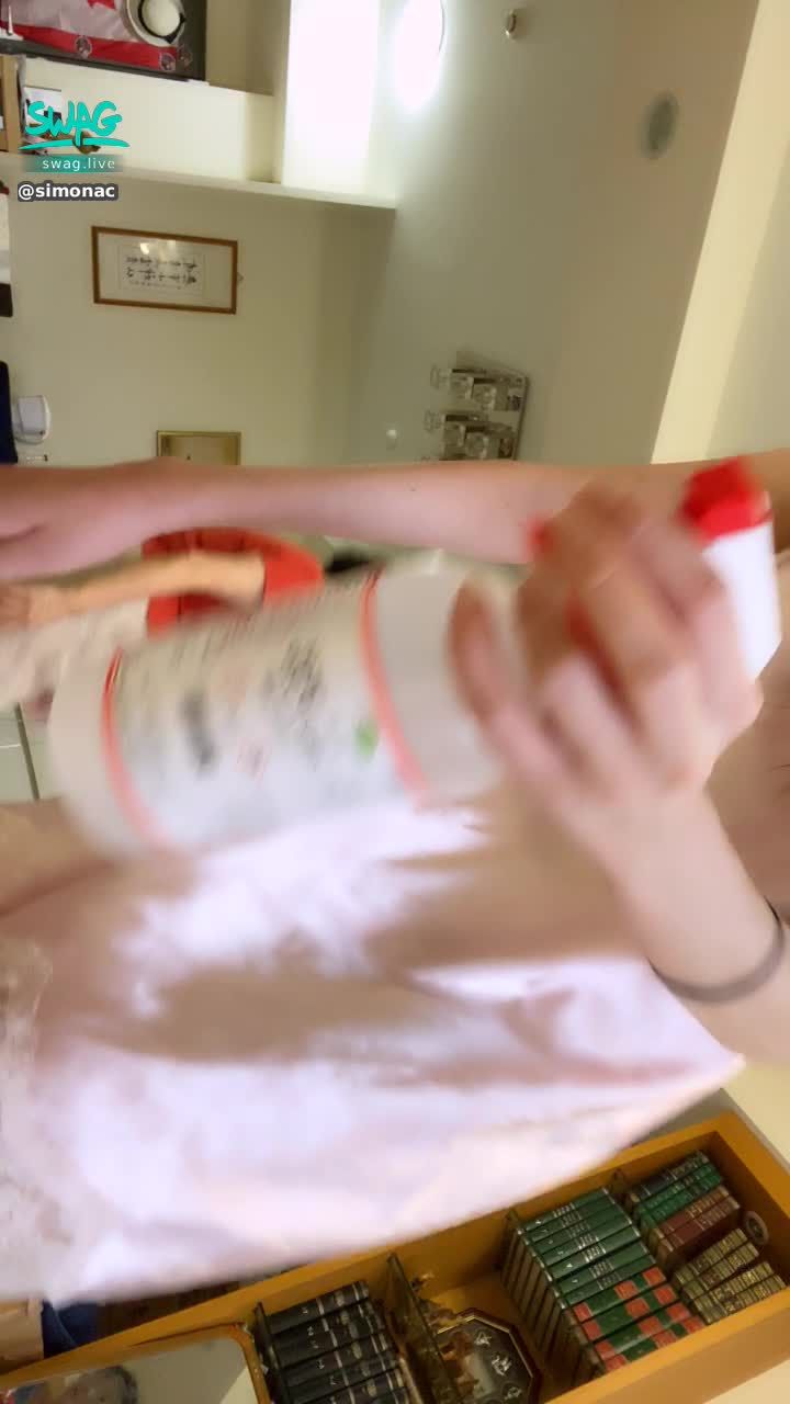 simonac : 殘寶貝穿絲質睡衣做每天日常的清潔 / Daily disinfecting routine in my sexy lingerie