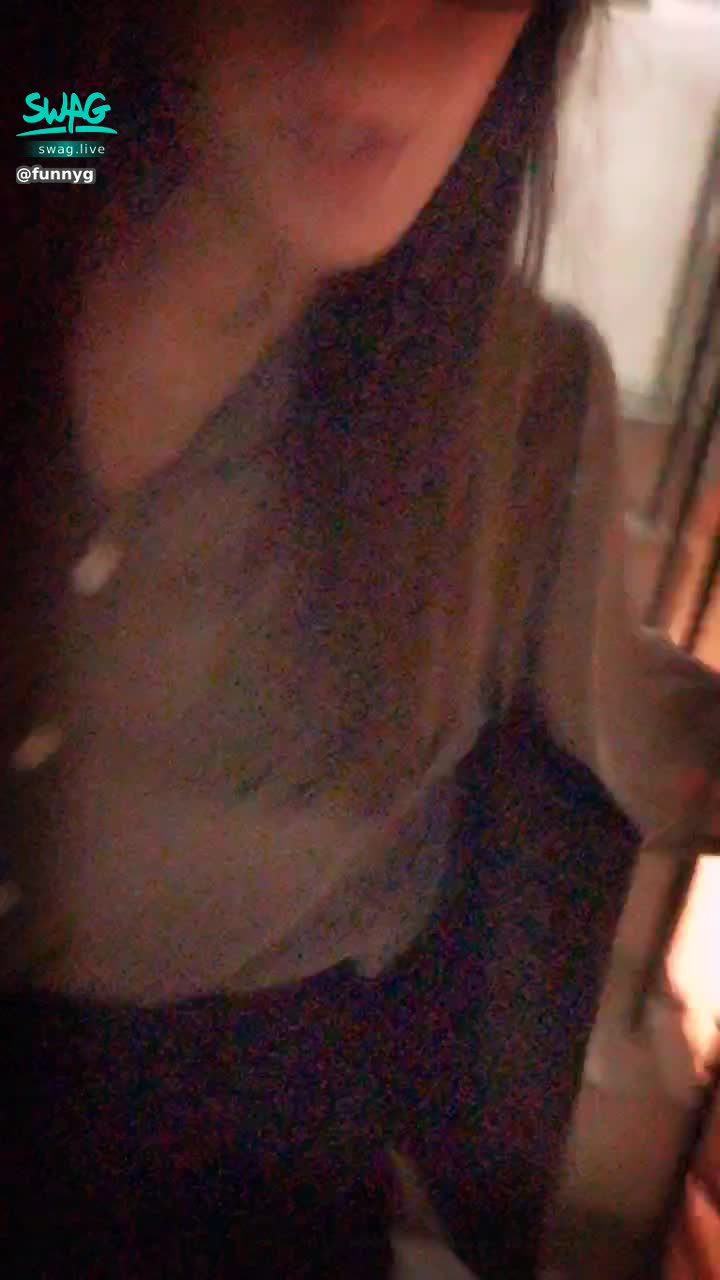 funnyg : 👩‍🏫與高中暗戀的老師再重逢💕我叫小鐵，剛畢業的新鮮人，這週工作面試一直不順利，所以餓好久肚子頭暈腦脹的我，路上不小心往一個妙齡女子的胸口倒過去